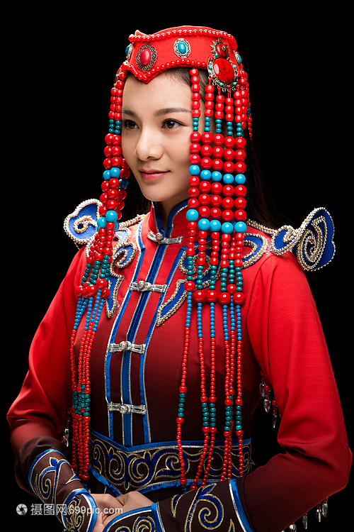 华彩蒙装 成年女性穿着蒙古族服饰的文化意蕴与美学表达